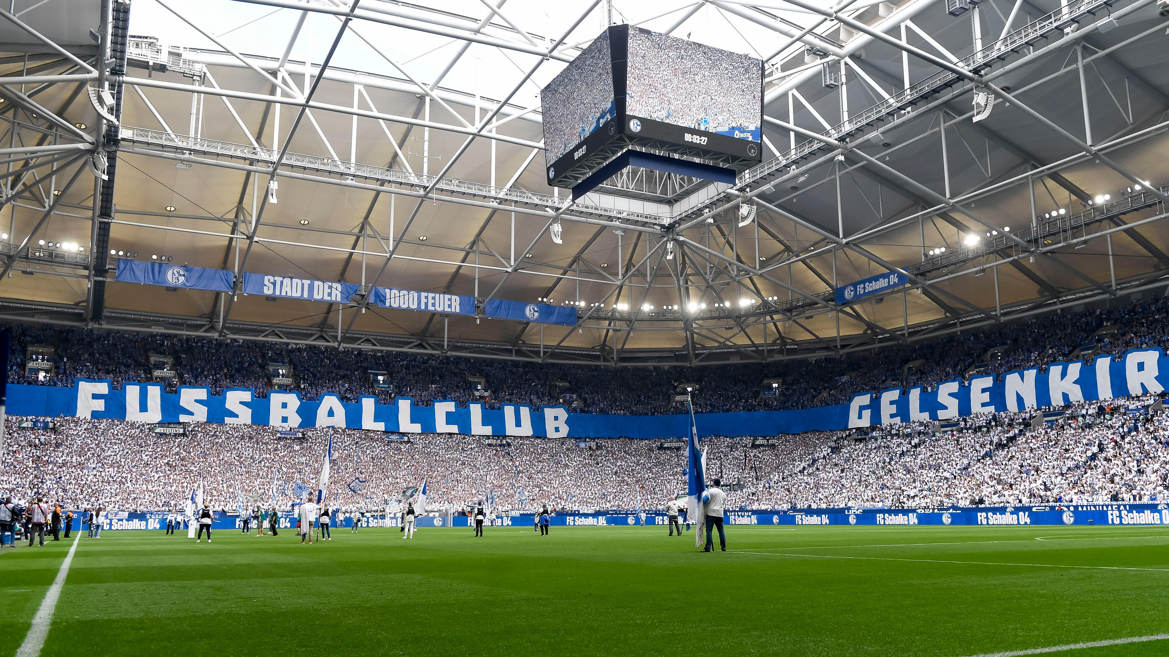 Blick in den Innenraum der Arena auf Schalke vor Beginn des Spiels FC Schalke 04 - SV 07 Elversberg