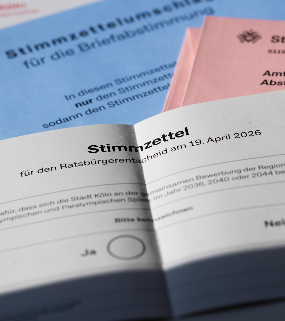 Die Abstimmungsunterlagen der Stadt Köln für die Briefwahl für den Ratsbürgerentscheid um die Bewerbung um Olympische und Paralympische Spiele 2036, 2040 oder 2044.