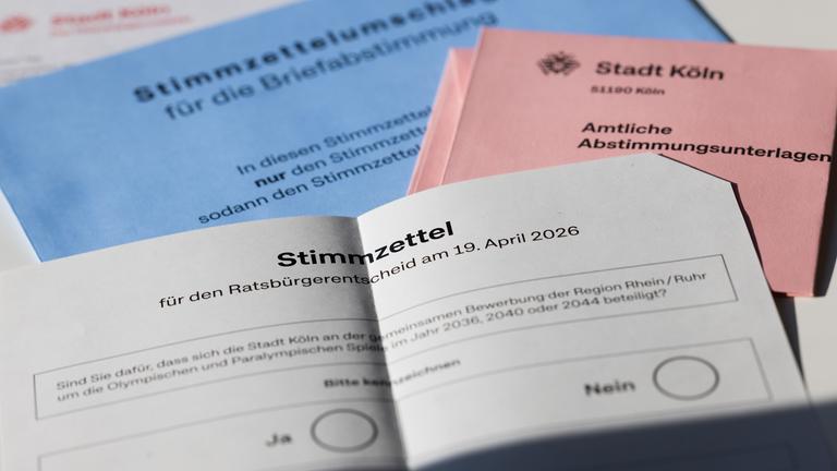 Die Abstimmungsunterlagen der Stadt Köln für die Briefwahl für den Ratsbürgerentscheid um die Bewerbung um Olympische und Paralympische Spiele 2036, 2040 oder 2044.