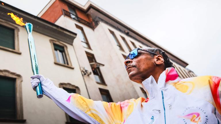Snoop Dogg trägt die Olympische Flamme 