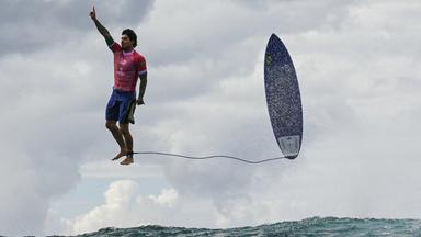 Brasilianer Gabriel Medina reagiert nach einer großen Welle im fünften Durchgang der dritten Runde im Surfen der Männer während der Olympischen Spiele Paris 2024