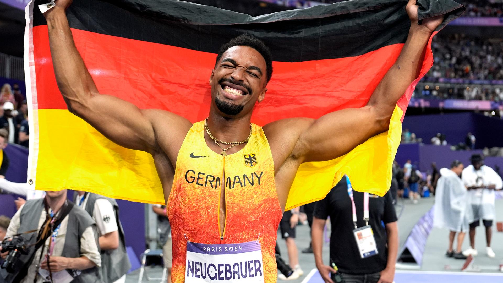 Leo Neugebauer aus Deutschland feiert nach seinem zweiten Platz im Zehnkampf bei den Olympischen Sommerspielen 2024