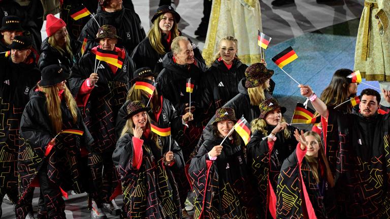 Deutsche Athleten laufen zur Abschlusszeremonie der Olympischen Spiele ein.