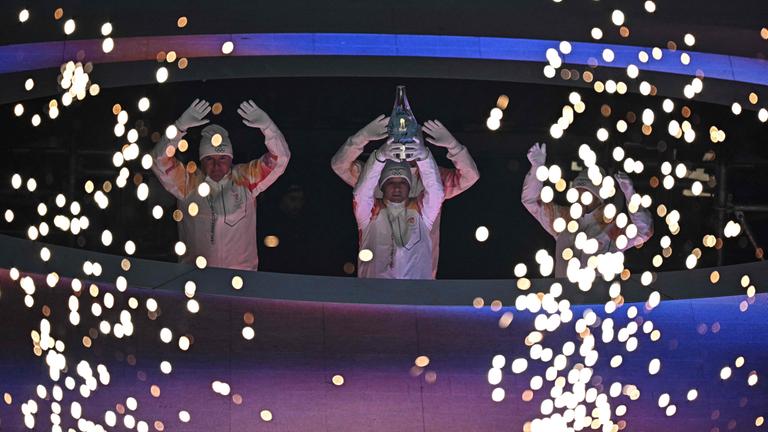 Das Gewinnerteam von 1994 mit der olympischen Flamme