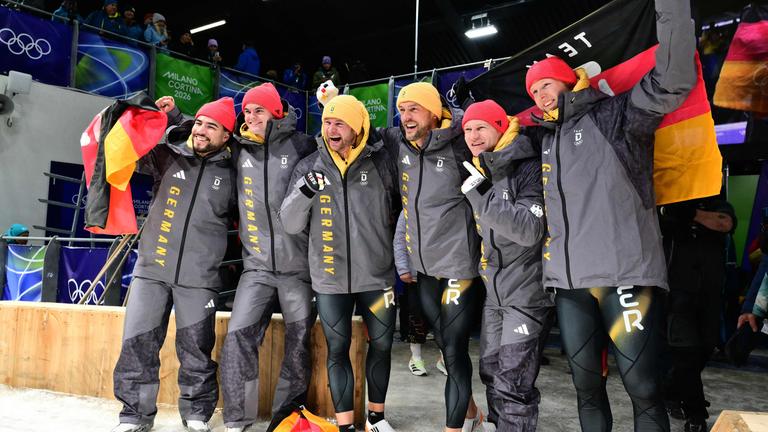 Johannes Lochner und Georg Fleischhauer aus Deutschland, die Silbermedaillengewinner Francesco Friedrich und Alexander Schueller (Deutschland) sowie die Bronzemedaillengewinner Adam Ammour und Alexander Schaller (Deutschland) jubeln nach ihrem Sieg.
