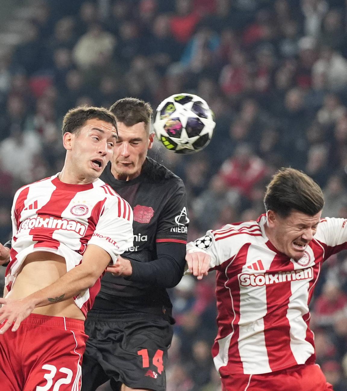 Patrik Schick (Bayer 04 Leverkusen) kämpft. 