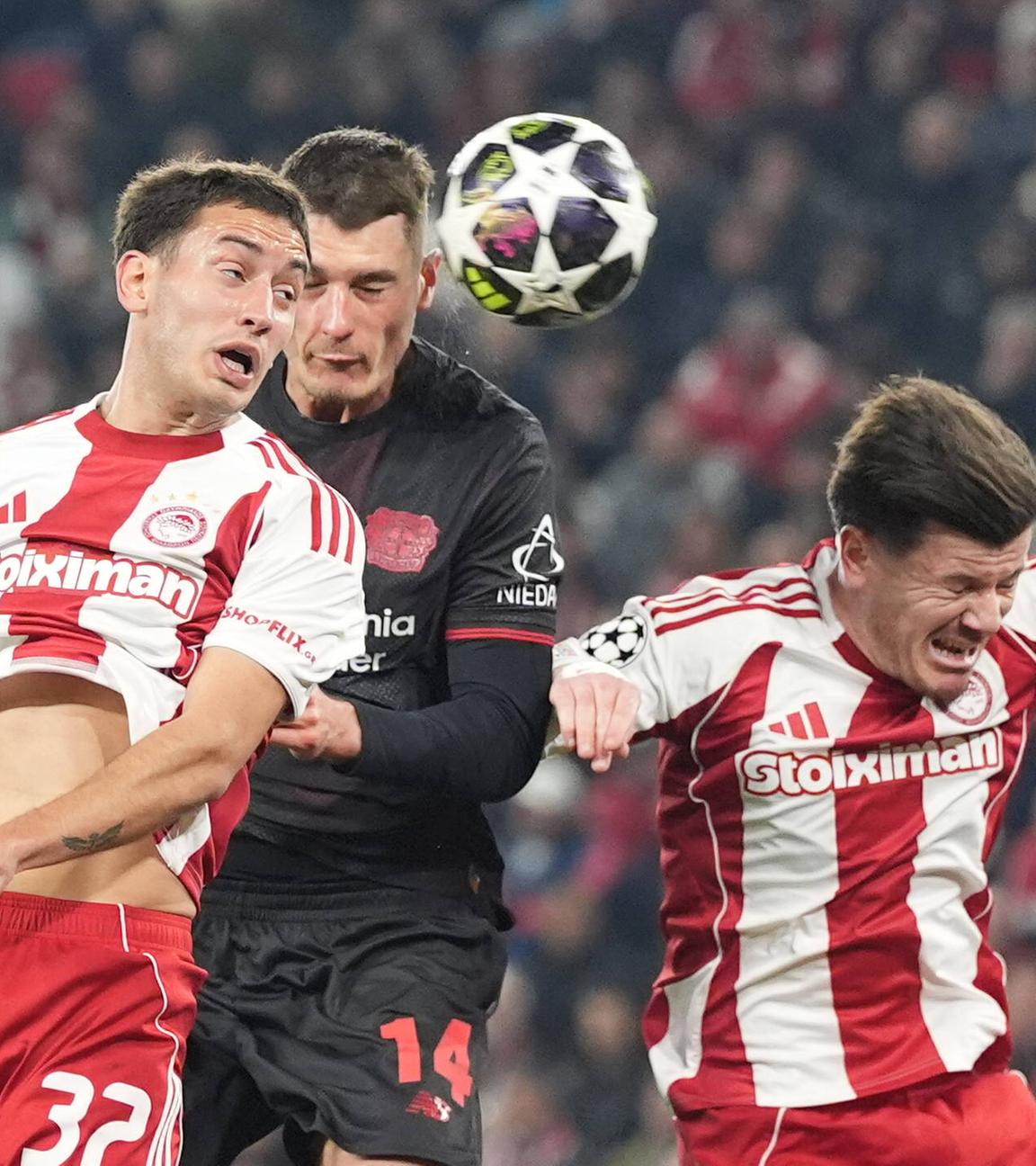 Patrik Schick (Bayer 04 Leverkusen) kämpft. 