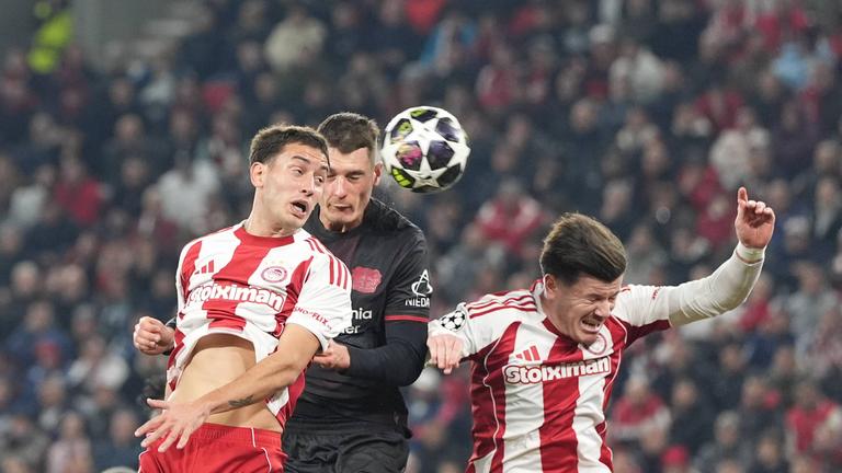 Patrik Schick (Bayer 04 Leverkusen) kämpft. 