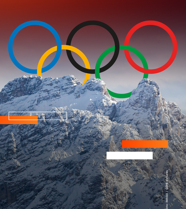 Die Olympischen Ringe hinter den Alpen