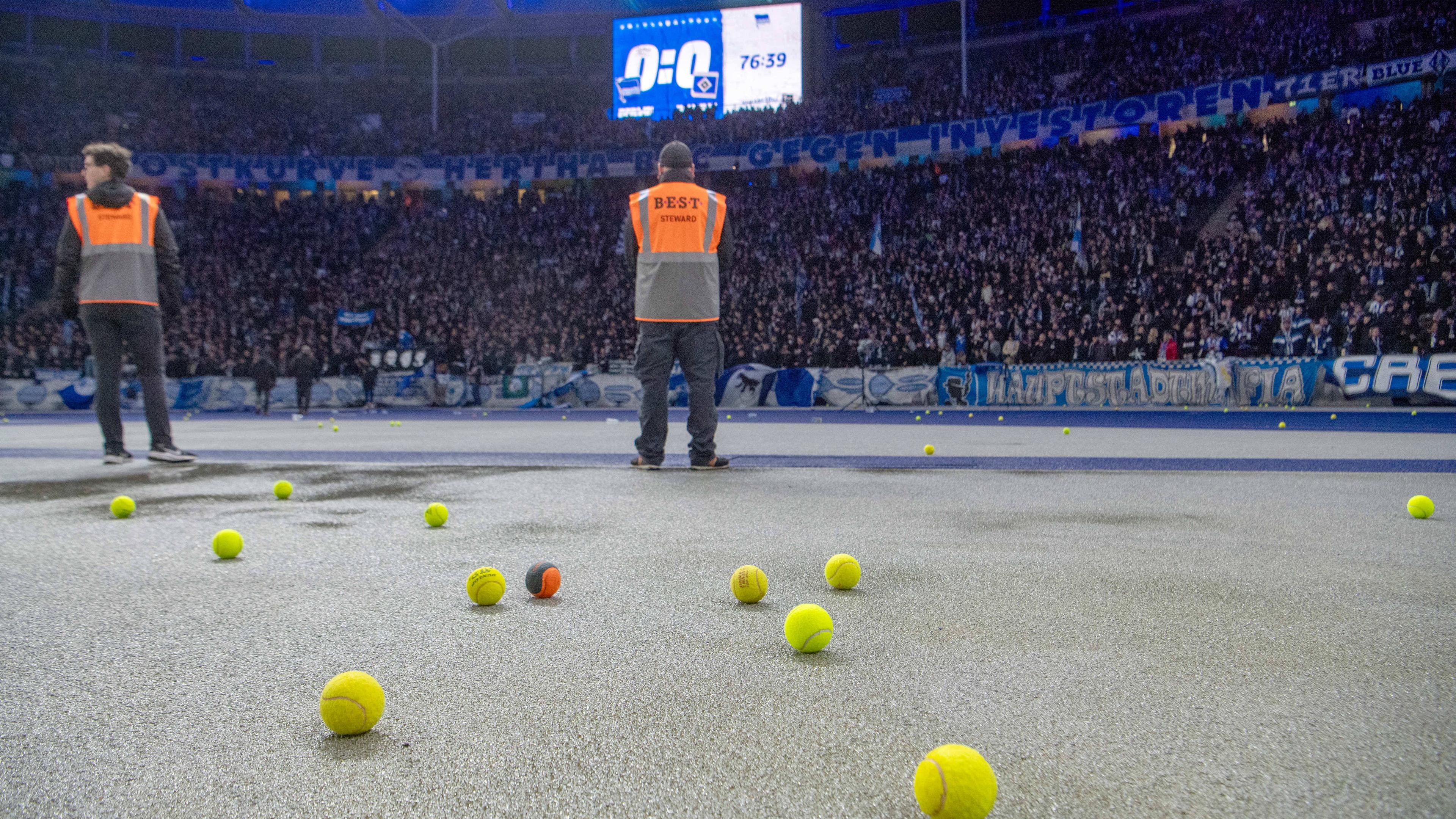 Tennisbälle vor der Ostkurve des Berliner Olympiastadions
