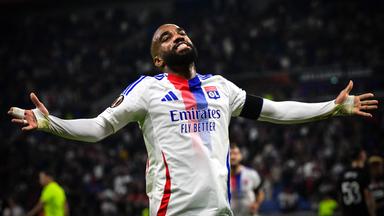 Alexandre Lacazette (Olympique Lyon) breitet im Spiel gegen Besiktas die Arme aus