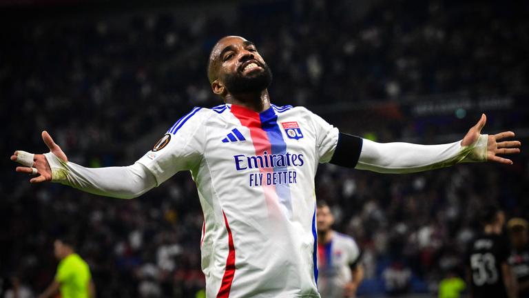 Alexandre Lacazette (Olympique Lyon) breitet im Spiel gegen Besiktas die Arme aus