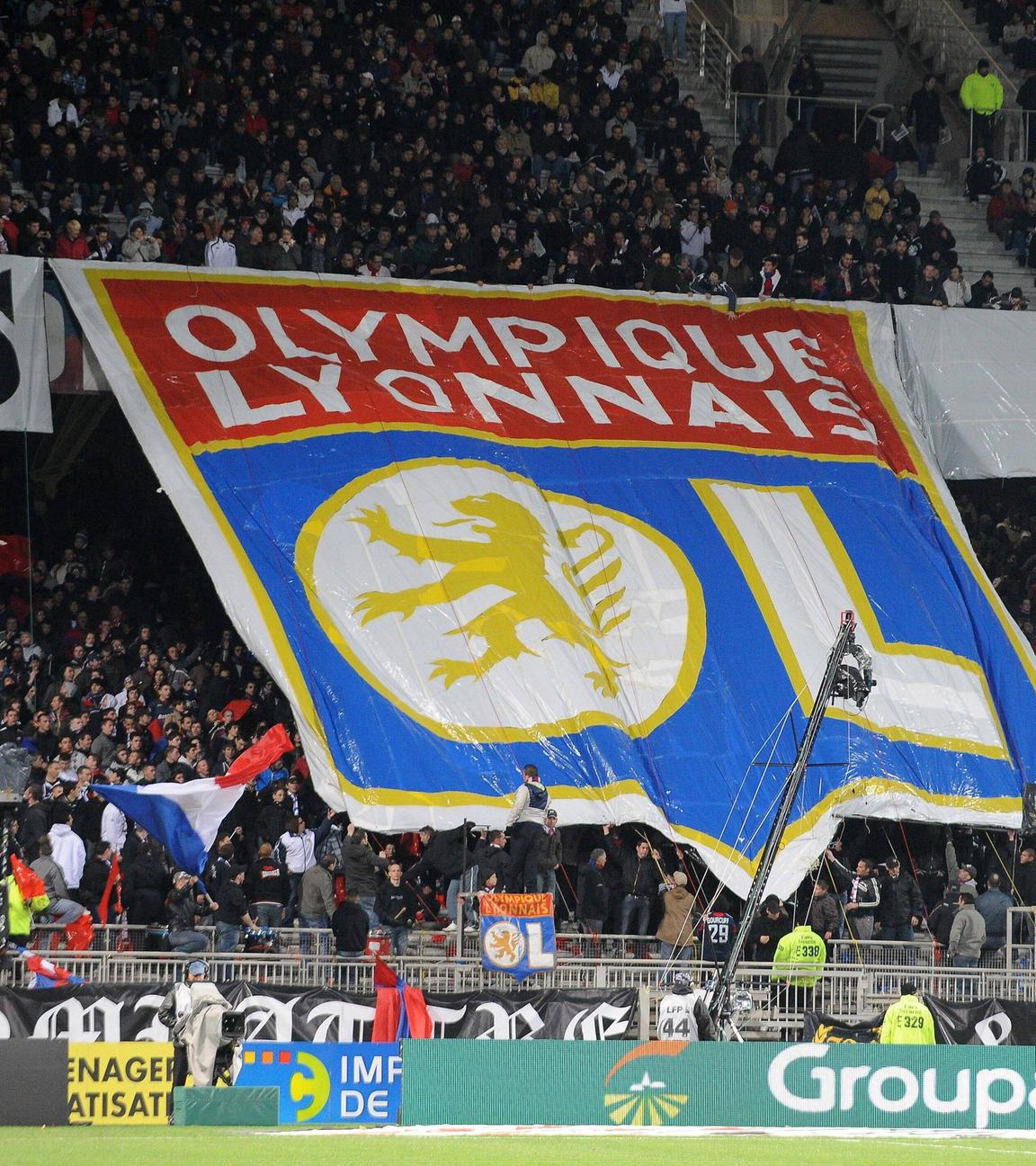 Logo von Olympique Lyon bei einer Choreo der OL-Fans
