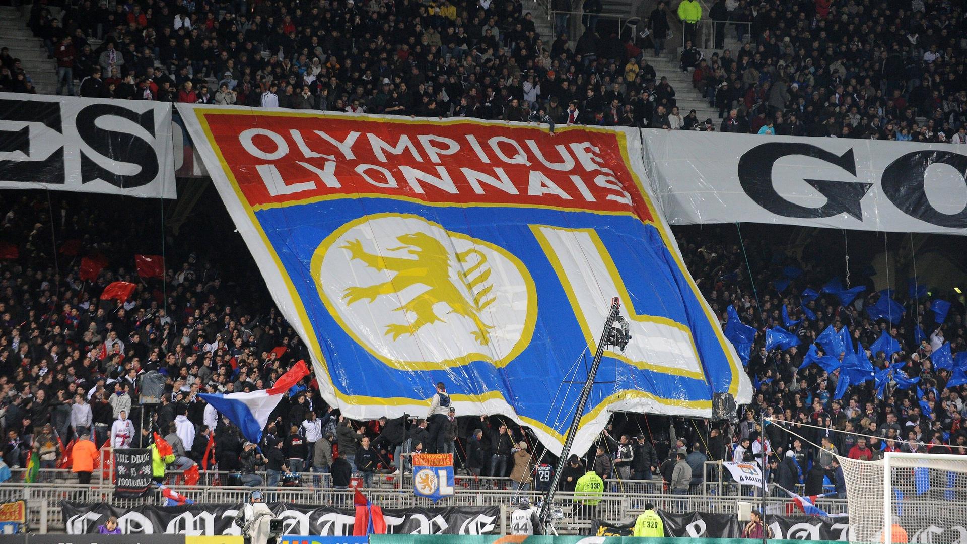 Logo von Olympique Lyon bei einer Choreo der OL-Fans
