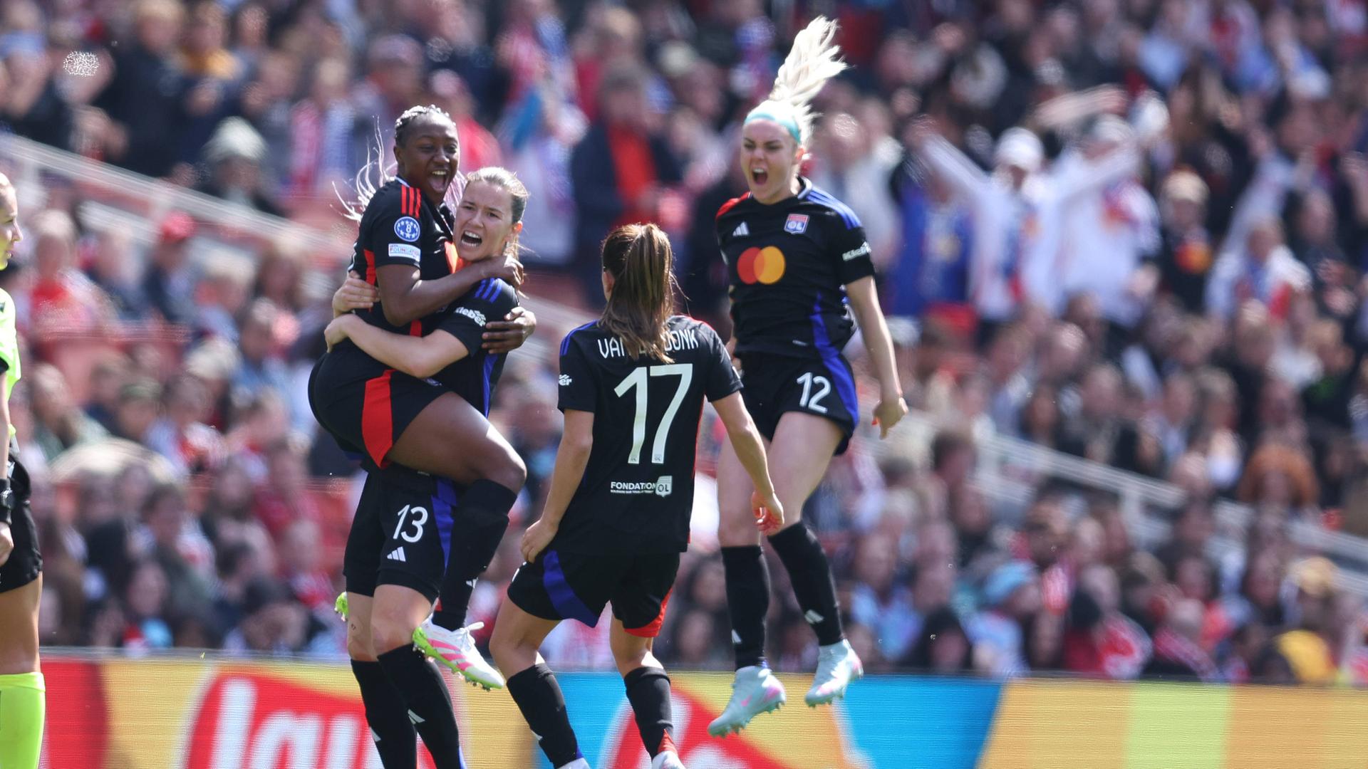 Lyons Torschützin Kadidiatou Diani (l.) jubelt mit ihren Teamkolleginnen.