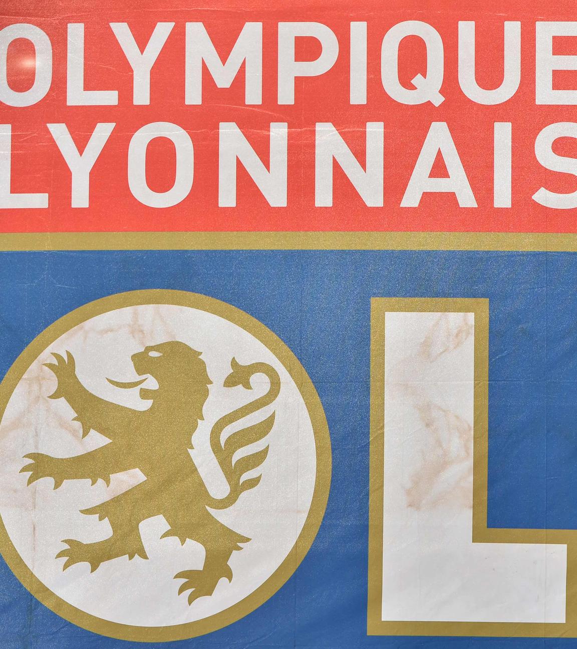 Flagge mit dem Wappen des Vereins Olympique Lyon