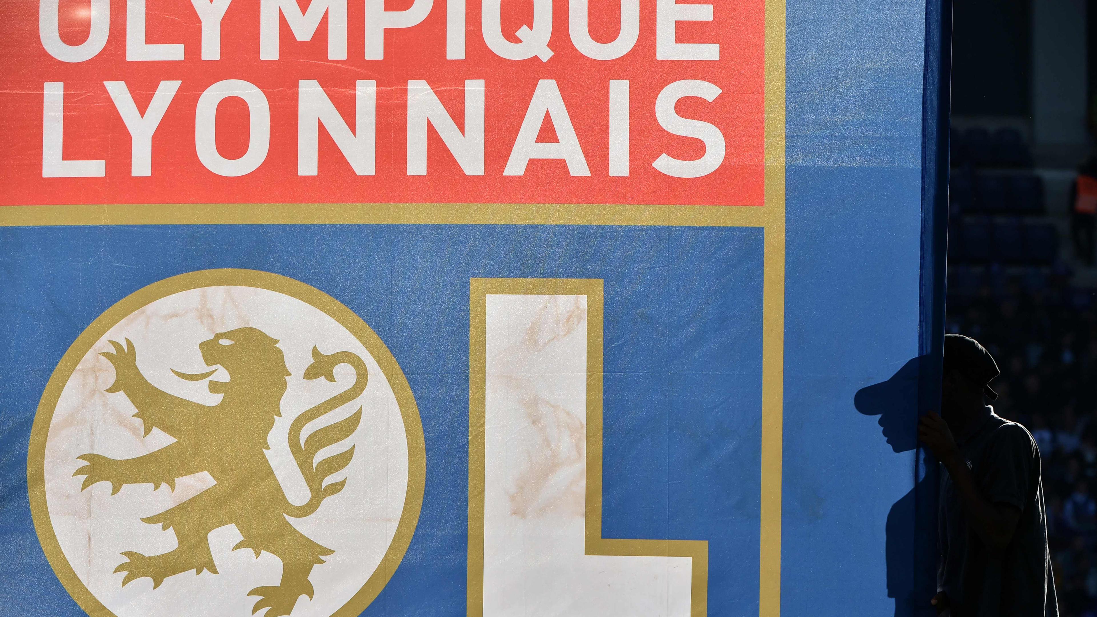Flagge mit dem Wappen des Vereins Olympique Lyon