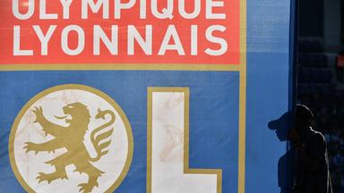 Flagge mit dem Wappen des Vereins Olympique Lyon