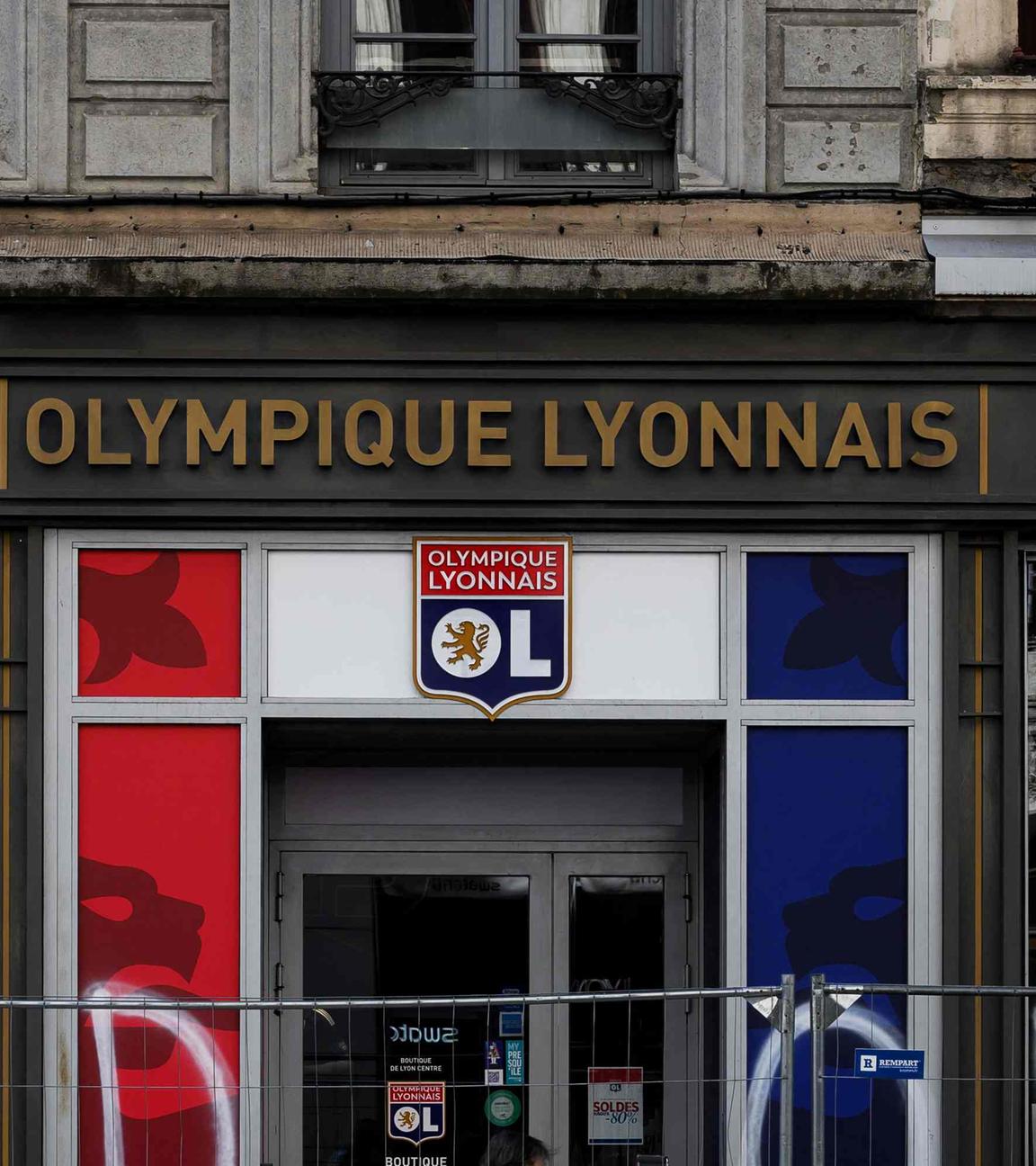 Das Logo und der Name des Fußballvereines Olympique Lyon über einem Fanshop