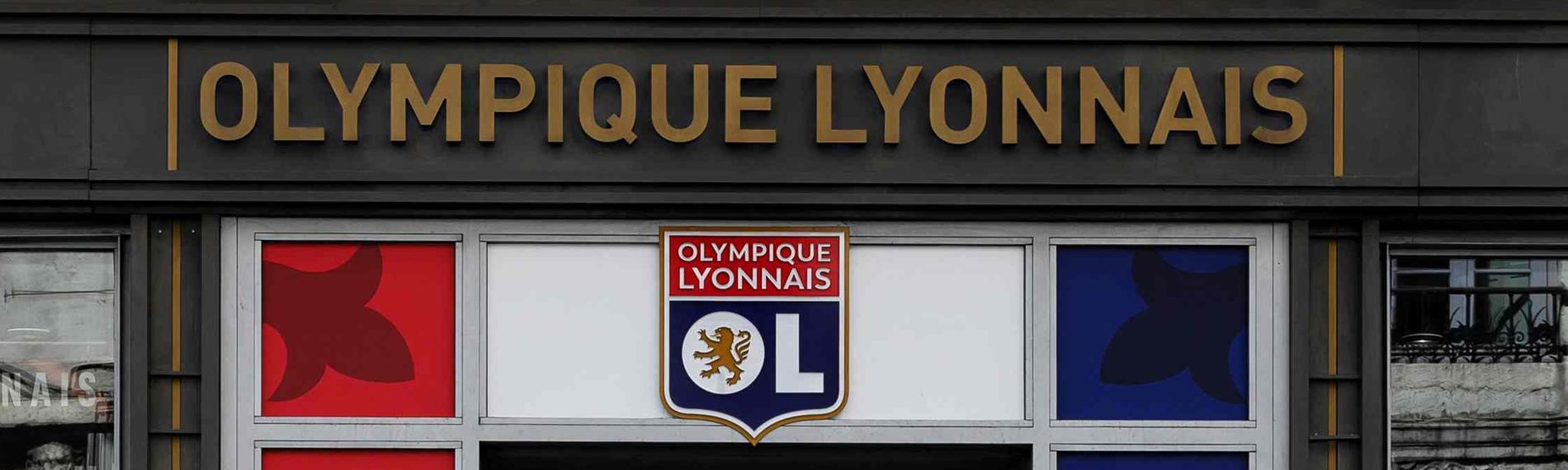 Das Logo und der Name des Fußballvereines Olympique Lyon über einem Fanshop
