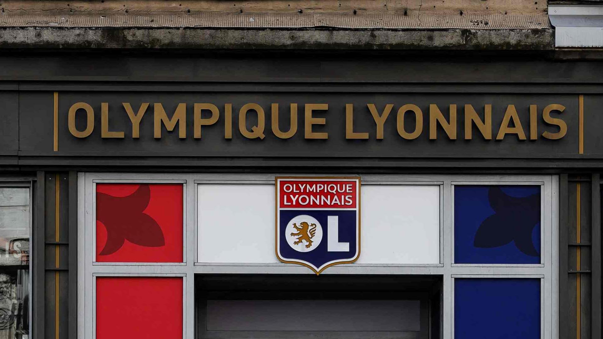 Das Logo und der Name des Fußballvereines Olympique Lyon über einem Fanshop