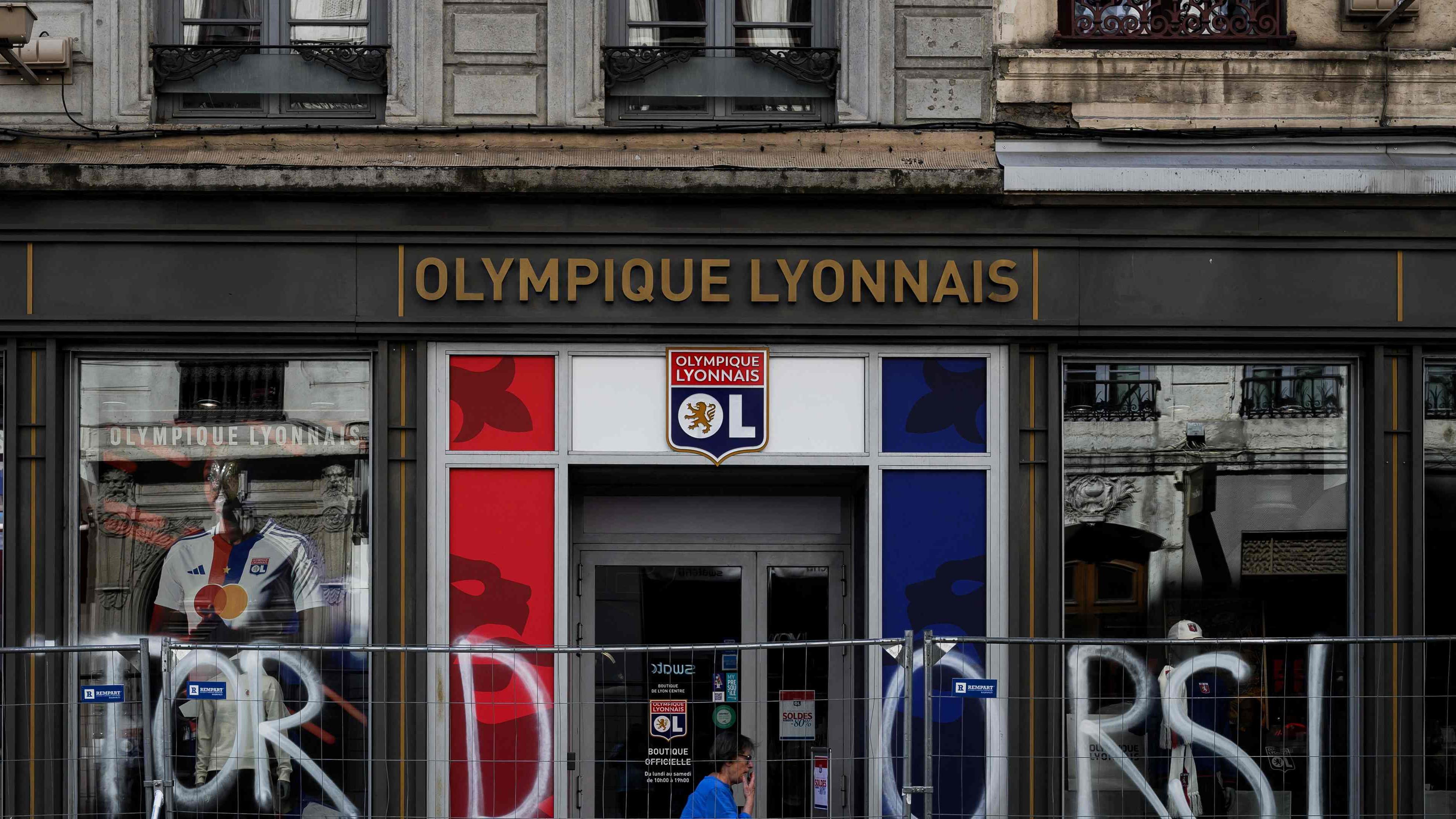 Das Logo und der Name des Fußballvereines Olympique Lyon über einem Fanshop