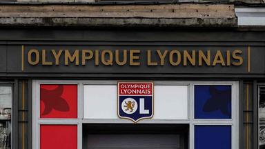 Das Logo und der Name des Fußballvereines Olympique Lyon über einem Fanshop