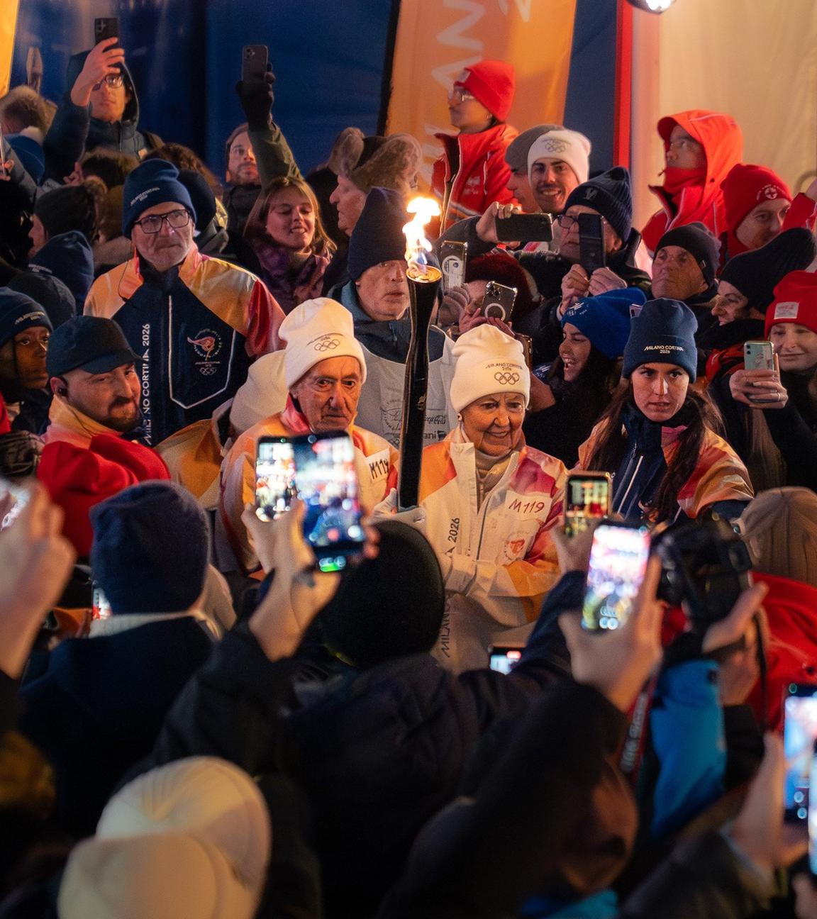 Die Olympische Fackel mit dem Olympischen Feuer kommt in Cortina, Italien, an.
