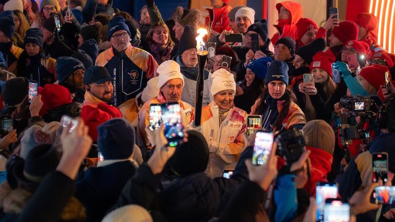 Die Olympische Fackel mit dem Olympischen Feuer kommt in Cortina, Italien, an.