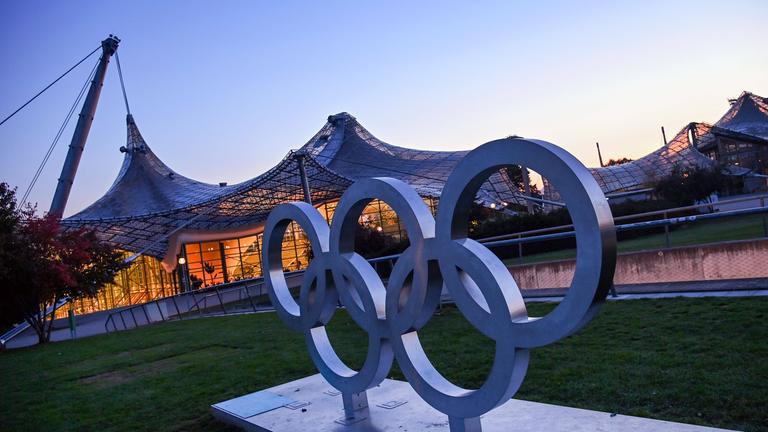 Olympische Ringe im Olympiapark in München am 26.10.2025.