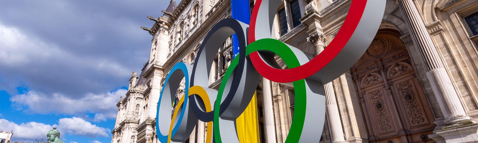 Olympische Ringe vor dem Hotel de Ville in Paris.