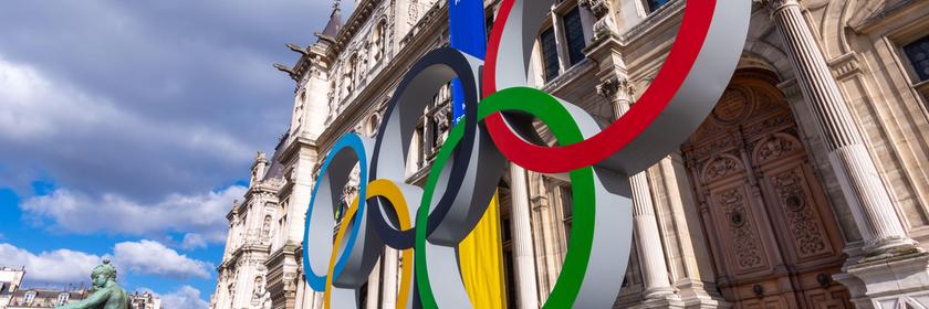 Olympische Ringe vor dem Hotel de Ville in Paris.