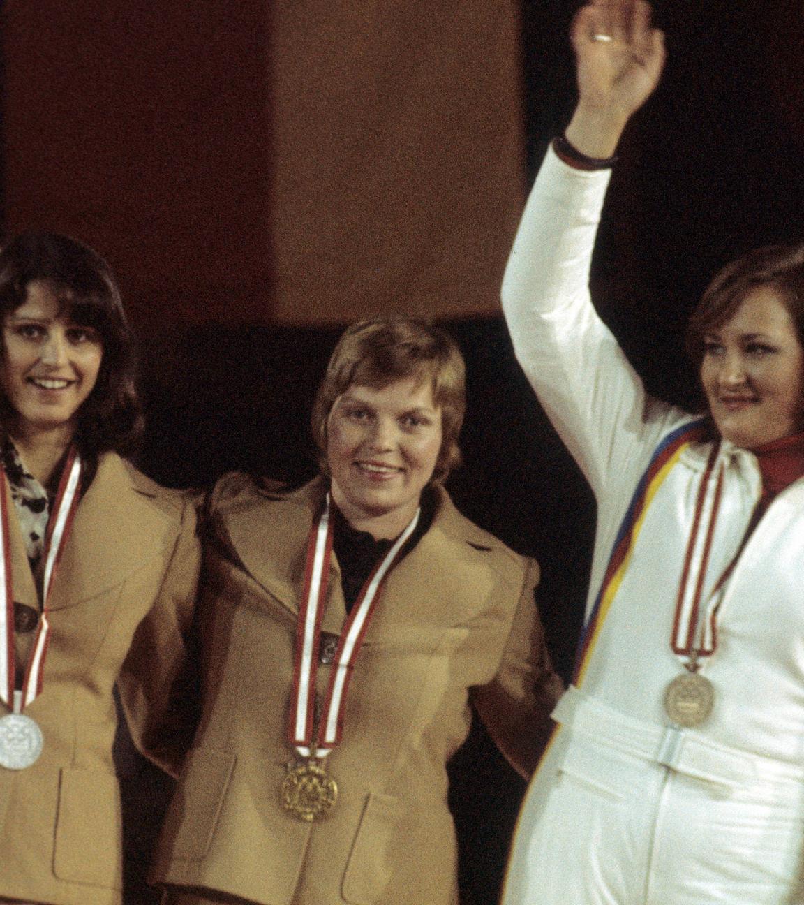 Bei der Olympischen Siegererhrung im Rodeln 1976 jubeln Ute Rührold, Margit Schumann und Elisabeth Demleitner ins Publikum