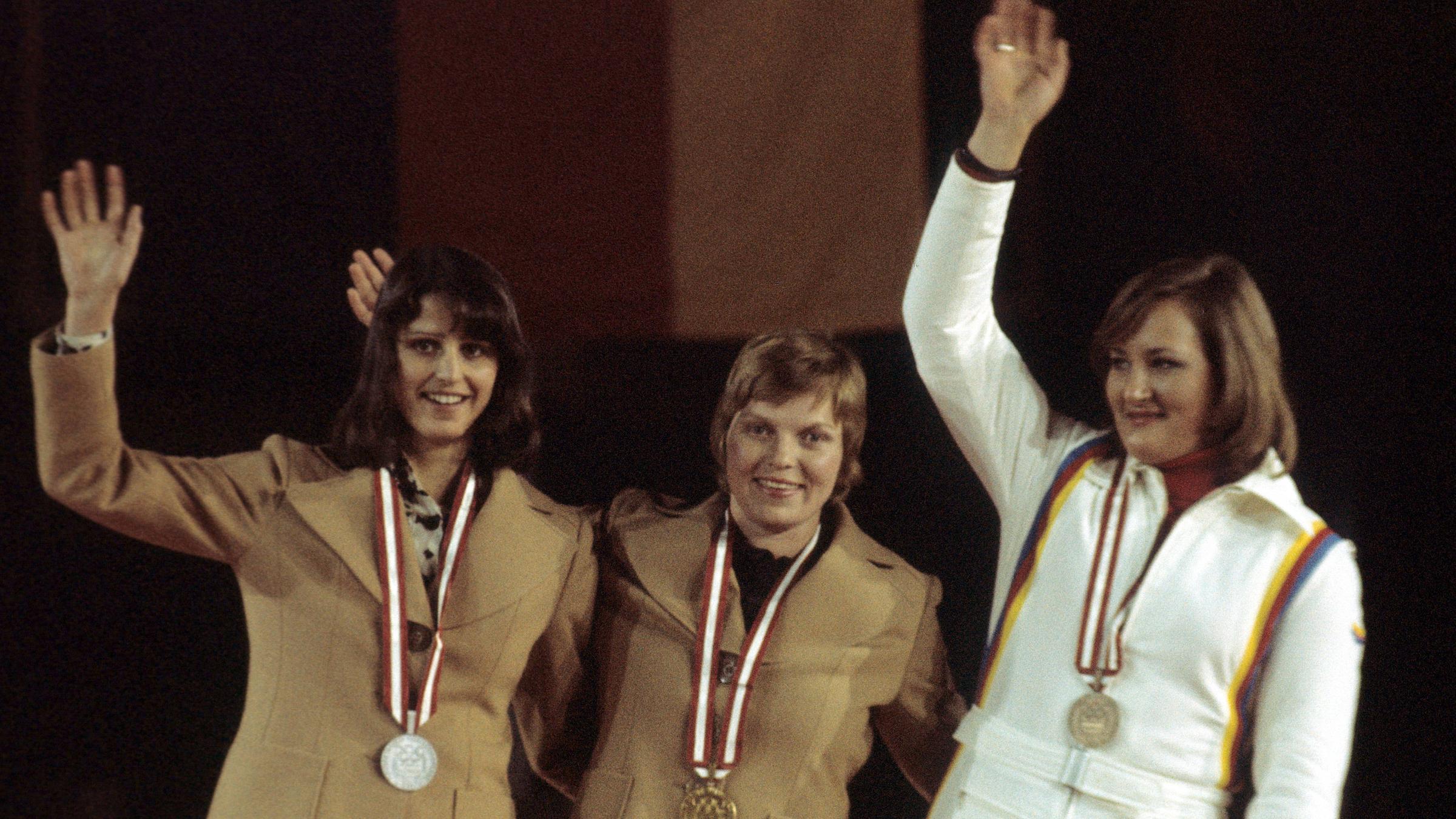 Bei der Olympischen Siegererhrung im Rodeln 1976 jubeln Ute Rührold, Margit Schumann und Elisabeth Demleitner ins Publikum