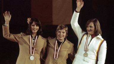 Bei der Olympischen Siegererhrung im Rodeln 1976 jubeln Ute Rührold, Margit Schumann und Elisabeth Demleitner ins Publikum