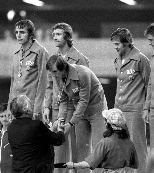 Archiv: Olympische Spiele 1976 Siegerehrung der DDR Fußball-Olympiasieger