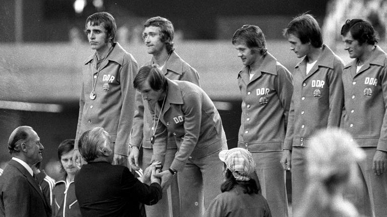 Archiv: Olympische Spiele 1976 Siegerehrung der DDR Fußball-Olympiasieger