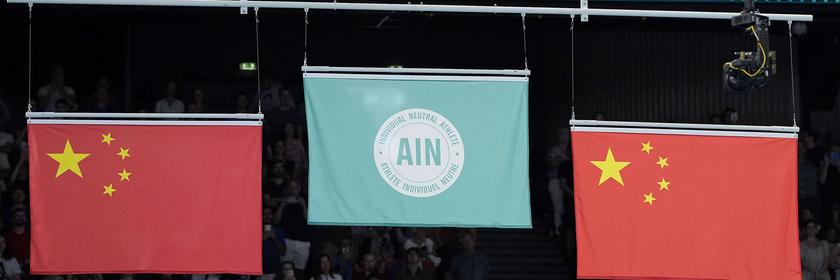Eine Flagge, die einzelne neutrale Athleten repräsentiert (M.), wird gehisst, nachdem Ivan Litvinovich aus Weißrussland am 02.08.2024 in der Bercy Arena in Paris den Trampolinturnwettbewerb der Männer bei den Olympischen Spielen in Paris gewonnen hat