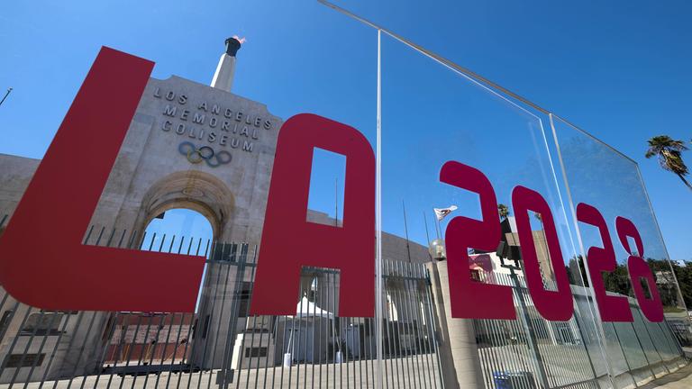 Schild mit der Aufschrift LA 2028 am Los Angeles Memorial Coliseum
