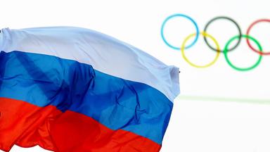Ein Athlet aus Russland feiert mit einer Flagge nach einem Event bei den Olympischen Spielen 2014.