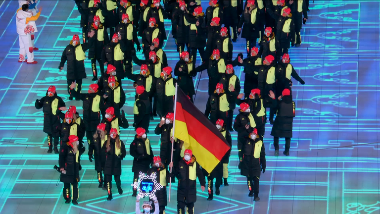 Das deutsche Team bei der Eröffnungsfeier der Olympischen Winterspielen 2022 in Peking.
