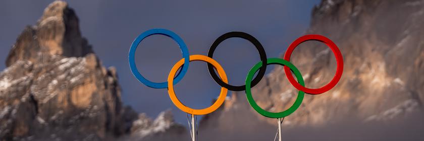 Die Olympischen Ringe auf dem Dach der Curling-Halle sind vor den Bergen in Cortina zu sehen.