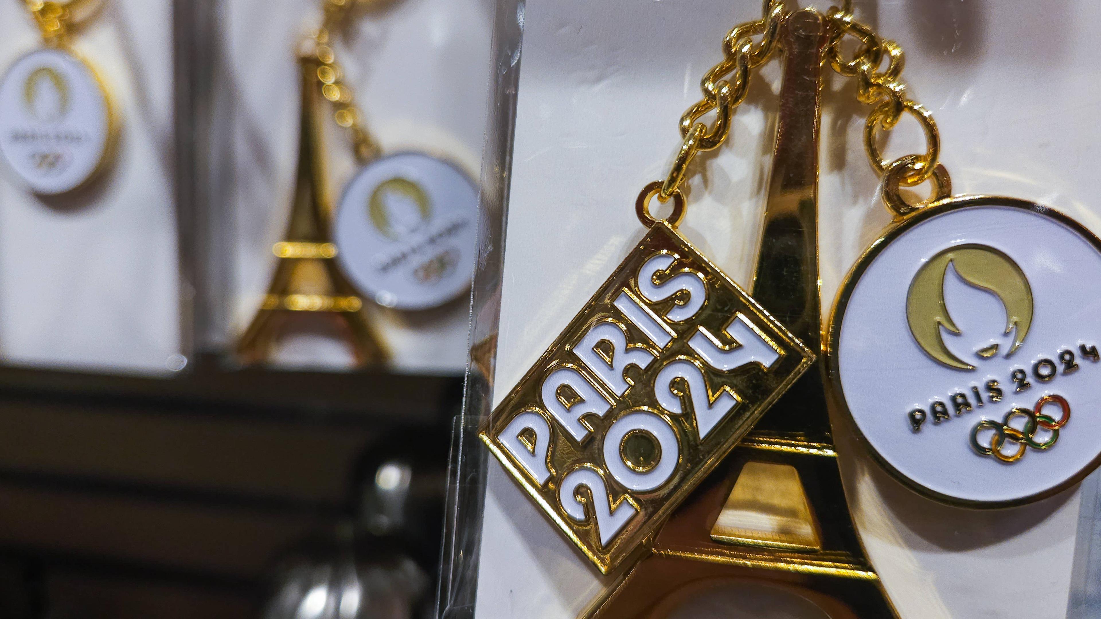 Zubehör, Geschenke und Waren für die Olympischen Spiele 2024 in Paris werden in einem Geschäft am Flughafen Paris Charles de Gaulle am 14.08.2023 in Roissy-en-France, Frankreich, ausgestellt. 