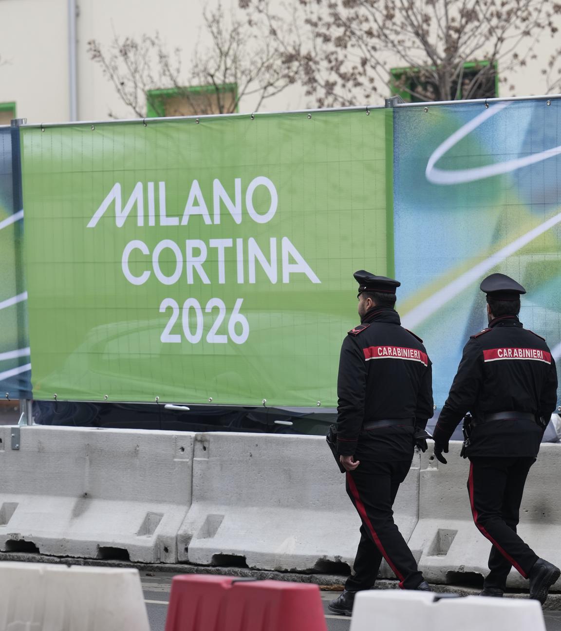 Polizisten patrouillieren vor den Olympischen Winterspielen 2026. 