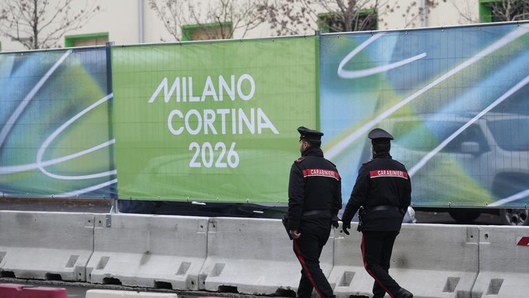 Polizisten patrouillieren vor den Olympischen Winterspielen 2026. 