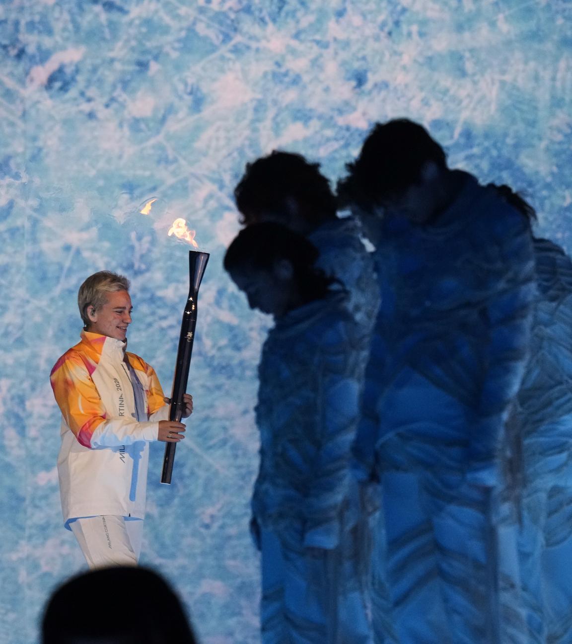 Die italienische Fechterin Beatrice Vio hält die paralympische Fackel während der Eröffnungsfeier der Winter-Paralympics 2026 in der Arena di Verona aufrecht