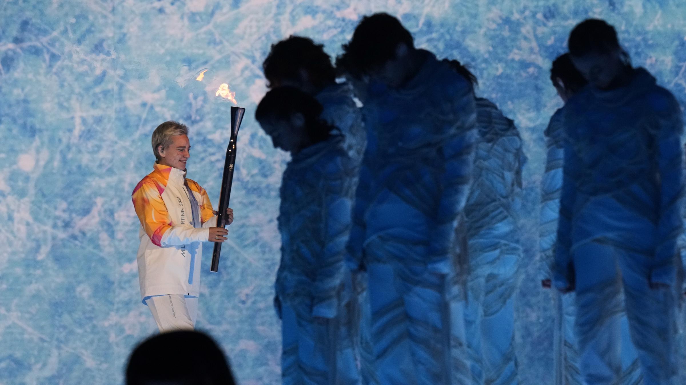 Die italienische Fechterin Beatrice Vio hält die paralympische Fackel während der Eröffnungsfeier der Winter-Paralympics 2026 in der Arena di Verona aufrecht