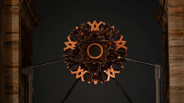 Die erloschene olympische Flamme am Arco della Pace (Friedensbogen) vor dem San-Siro-Stadion in Mailand.