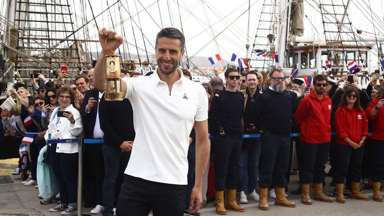 OK-Chef Tony Estanguet hält das Olympische Feuer.