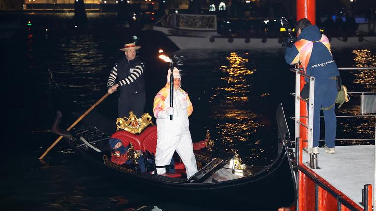 Das Olympische Feuer wird in Venedig auf einer typischen Gondel transportiert.